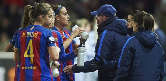 Xavi Llorens charla con Alexia Putellas durante su etapa como entrenador del Barça.
