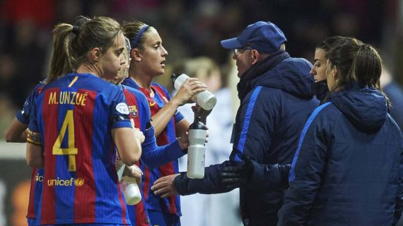 Xavi Llorens charla con Alexia Putellas durante su etapa como entrenador del Barça.