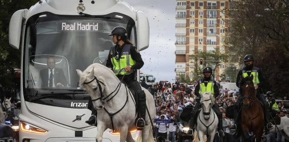 El recibimiento de la afición del Real Madrid a su equipo en Champions.