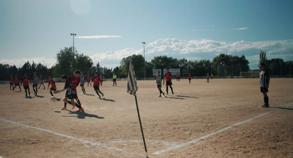 Un partido bajo la tierra del Campamento.