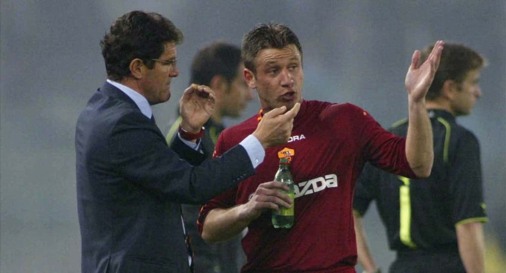 Fabio Capello le da instrucciones a Antonio Cassano en un partido de la Roma.