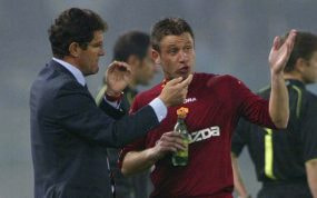 Fabio Capello le da instrucciones a Antonio Cassano en un partido de la Roma.