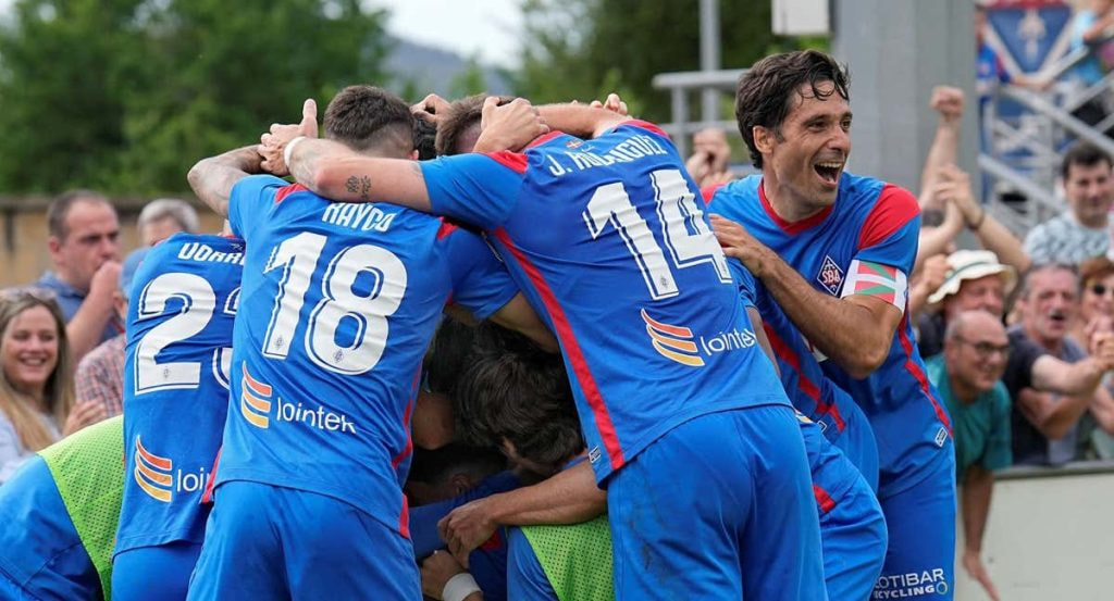 Etxeita, a la derecha, celebra uno de los goles del Amorebieta en la presente temporada.
