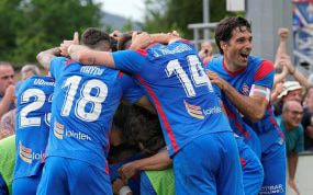 Etxeita, a la derecha, celebra uno de los goles del Amorebieta en la presente temporada.
