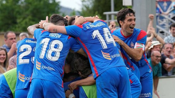 Etxeita, a la derecha, celebra uno de los goles del Amorebieta en la presente temporada.
