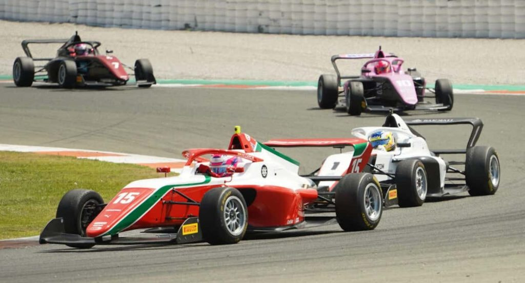 Marta García abordo de su Prema Racing con el número 15.