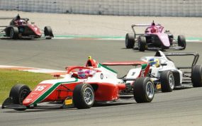 Marta García abordo de su Prema Racing con el número 15.