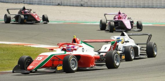 Marta García abordo de su Prema Racing con el número 15.