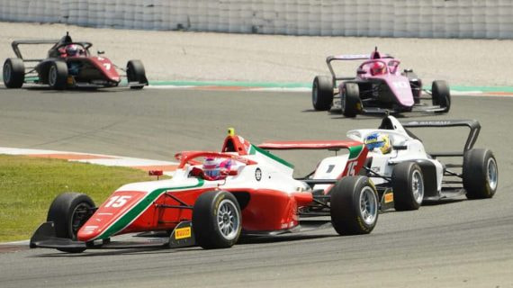 Marta García abordo de su Prema Racing con el número 15.