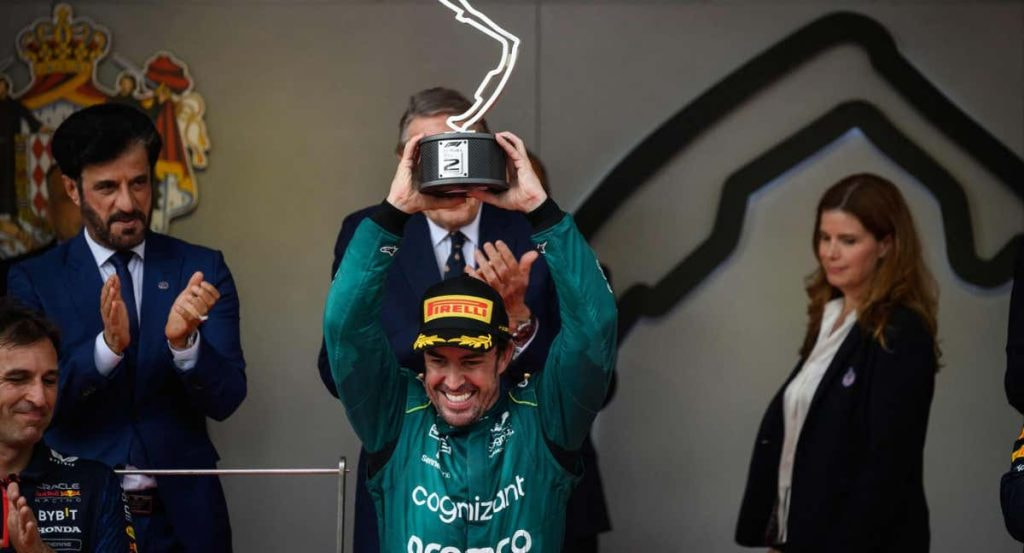 Fernando Alonso celebra su segundo puesto en el GP de Mónaco 2023 de F1 .