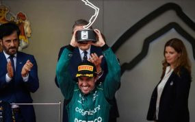 Fernando Alonso celebra su segundo puesto en el GP de Mónaco 2023 de F1 .