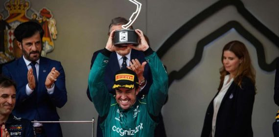 Fernando Alonso celebra su segundo puesto en el GP de Mónaco 2023 de F1 .