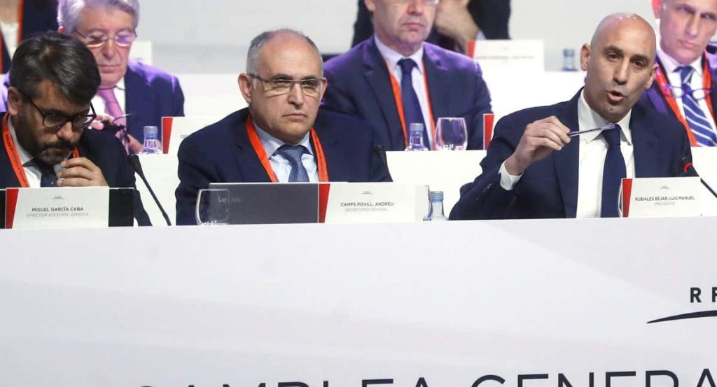 Miguel García Caba, a la izquierda, con Andreu Camps y Luis Rubiales, durante una Asamblea de la Federación.