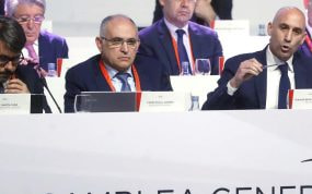 Miguel García Caba, a la izquierda, con Andreu Camps y Luis Rubiales, durante una Asamblea de la Federación.