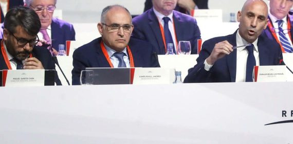 Miguel García Caba, a la izquierda, con Andreu Camps y Luis Rubiales, durante una Asamblea de la Federación.
