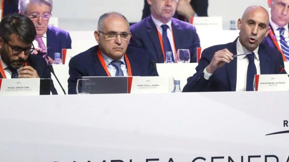 Miguel García Caba, a la izquierda, con Andreu Camps y Luis Rubiales, durante una Asamblea de la Federación.