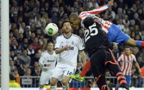 Joao Miranda rematando el balón que significó la victoria del Atlético en la final de Copa del Rey de 2013.