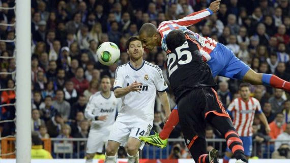 Joao Miranda rematando el balón que significó la victoria del Atlético en la final de Copa del Rey de 2013.
