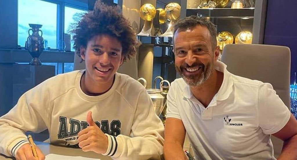 Guille Ponce, portero infantil del Real Madrid, junto a Jorge Mendes.