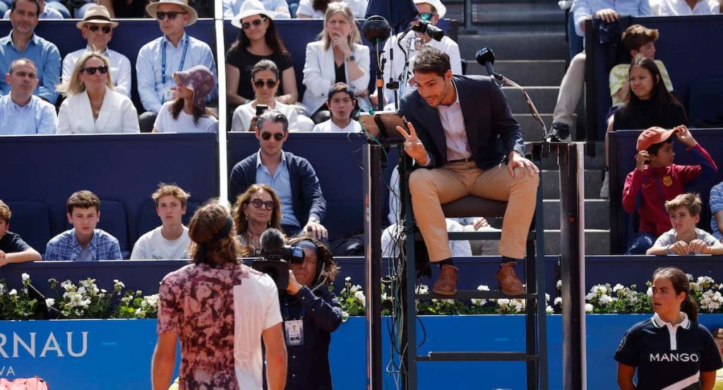 Stefanos Tsitsipas protesta al juez de silla durante el Godó.