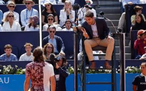 Stefanos Tsitsipas protesta al juez de silla durante el Godó.