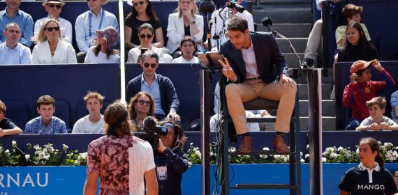 Stefanos Tsitsipas protesta al juez de silla durante el Godó.