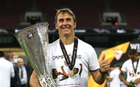Julen Lopetegui celebra el título de la Europa League.