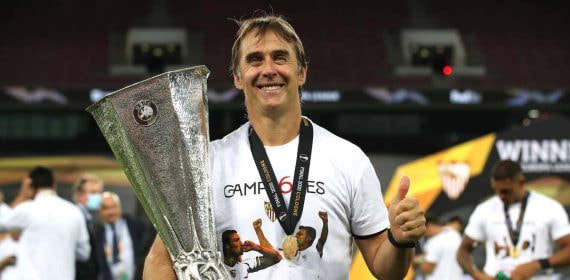 Julen Lopetegui celebra el título de la Europa League.