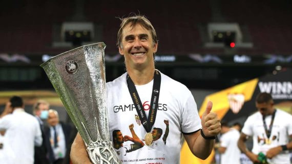 Julen Lopetegui celebra el título de la Europa League.