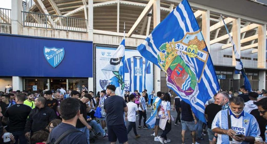 Aficionados del Málaga, en los aledaños de La Rosaleda.