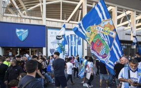 Aficionados del Málaga, en los aledaños de La Rosaleda.