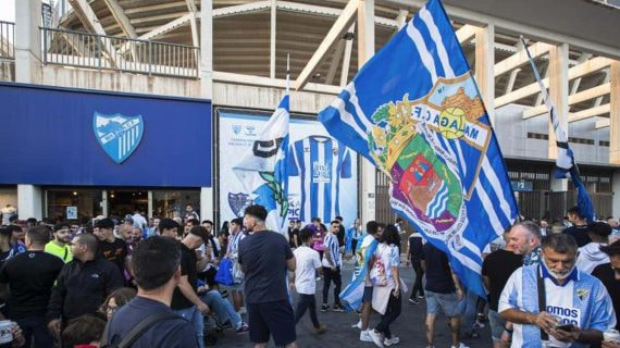 Aficionados del Málaga, en los aledaños de La Rosaleda.