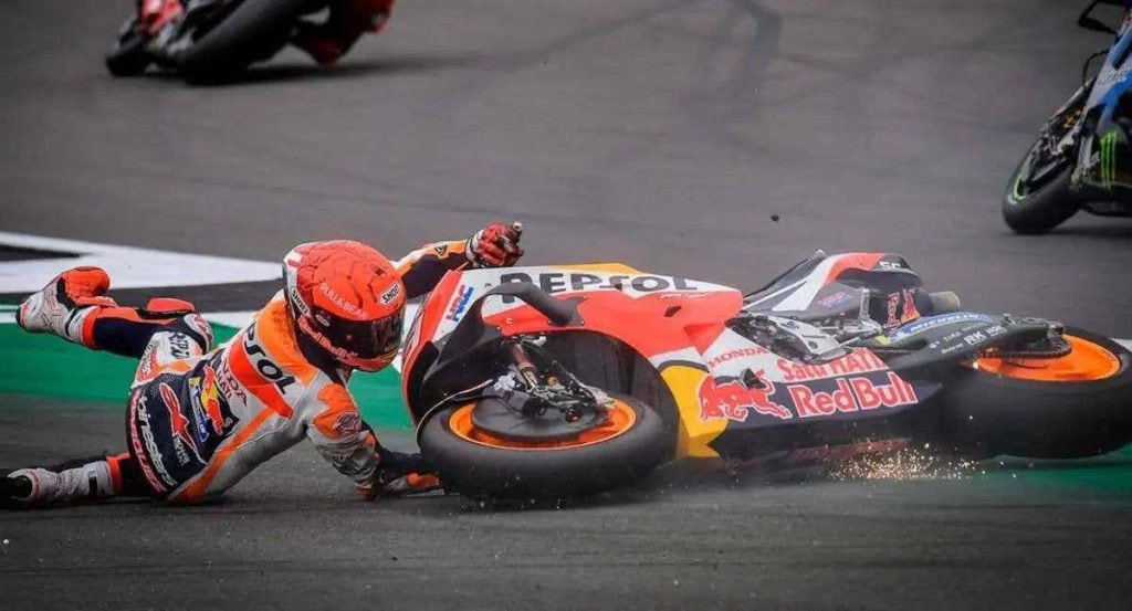 Marc Márquez tras irse al suelo en el Gran Premio de Gran Bretaña 2021.