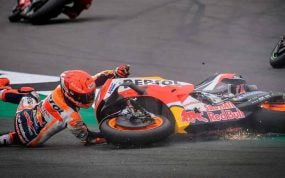 Marc Márquez tras irse al suelo en el Gran Premio de Gran Bretaña 2021.
