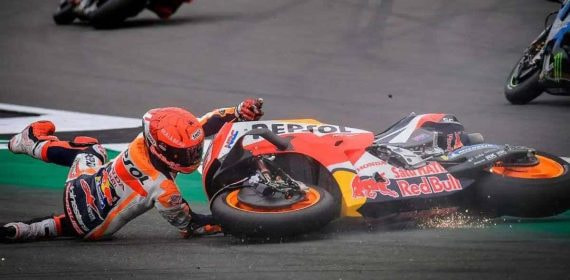 Marc Márquez tras irse al suelo en el Gran Premio de Gran Bretaña 2021.