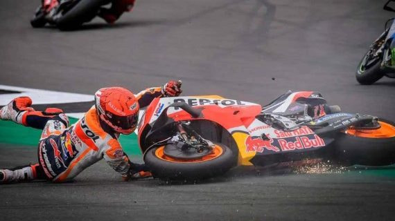 Marc Márquez tras irse al suelo en el Gran Premio de Gran Bretaña 2021.