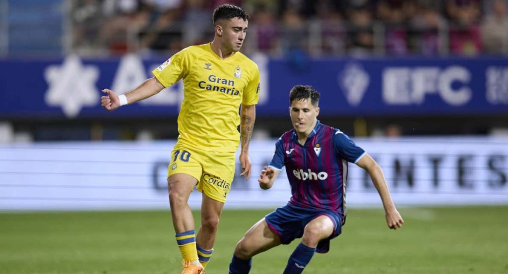 Alberto Moleiro de Las Palmas y Álvaro Tejero del Eibar se disputan el balón.