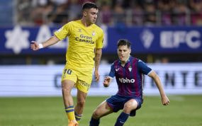 Alberto Moleiro de Las Palmas y Álvaro Tejero del Eibar se disputan el balón.