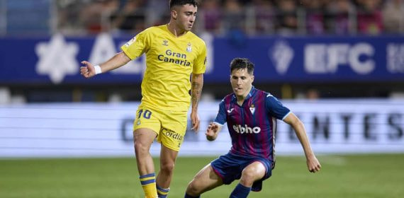 Alberto Moleiro de Las Palmas y Álvaro Tejero del Eibar se disputan el balón.