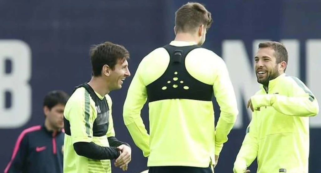 Lionel Messi y Gerard Piqué, con chalecos GPS durante un entrenamiento con el FC Barcelona.