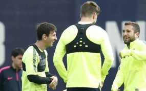 Lionel Messi y Gerard Piqué, con chalecos GPS durante un entrenamiento con el FC Barcelona.