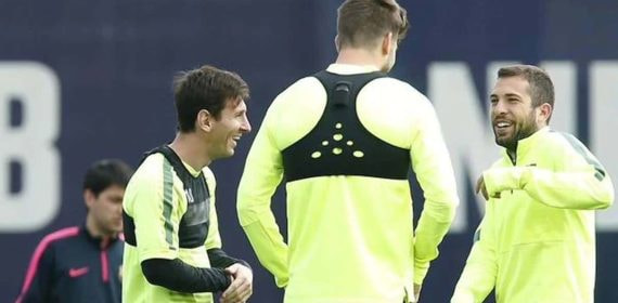 Lionel Messi y Gerard Piqué, con chalecos GPS durante un entrenamiento con el FC Barcelona.