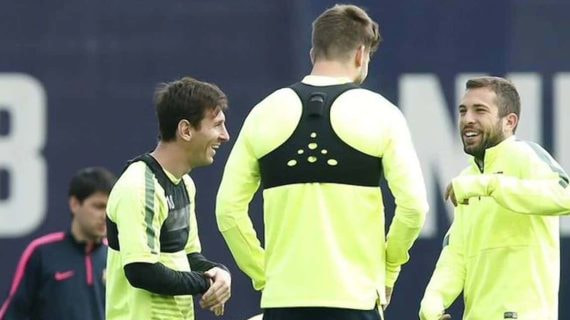 Lionel Messi y Gerard Piqué, con chalecos GPS durante un entrenamiento con el FC Barcelona.