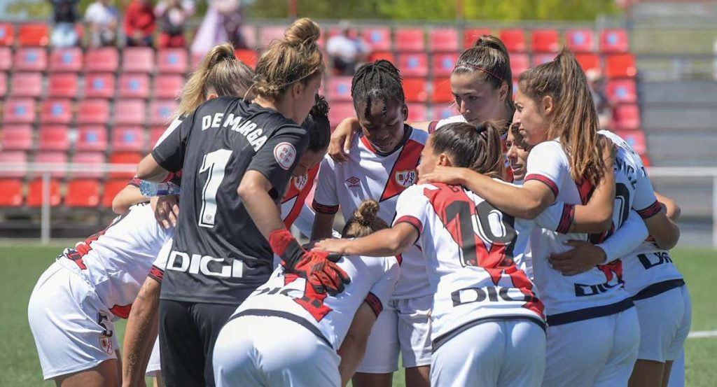 Las jugadoras del Rayo hacen piña antes de un partido.