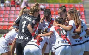 Las jugadoras del Rayo hacen piña antes de un partido.