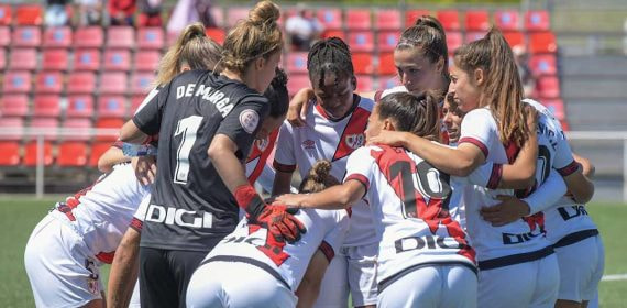Las jugadoras del Rayo hacen piña antes de un partido.