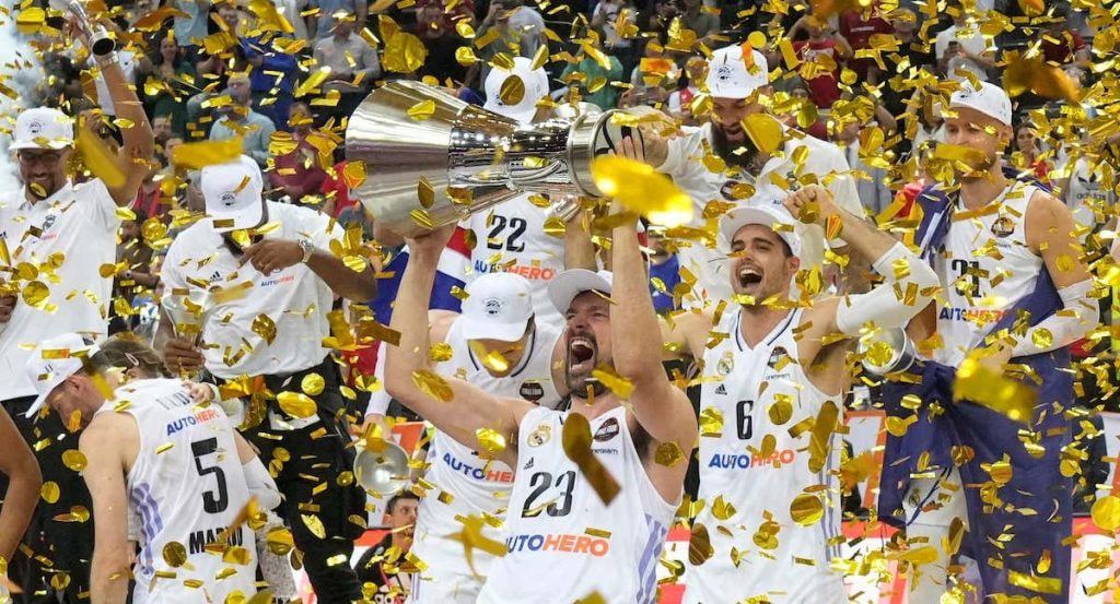 Sergio Llull levanta el trofeo de campeón de la Euroliga..