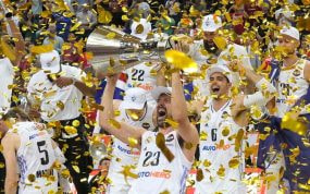 Sergio Llull levanta el trofeo de campeón de la Euroliga..