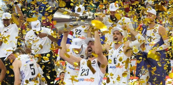 Sergio Llull levanta el trofeo de campeón de la Euroliga..
