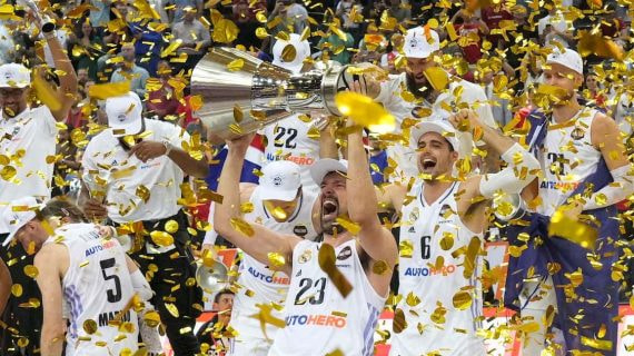 Sergio Llull levanta el trofeo de campeón de la Euroliga..